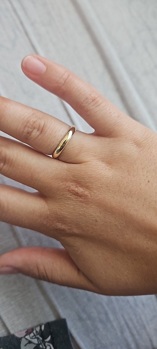 Merhaba dünya ne kadar aydınlıkmışsın parmağımda sevdiğim adımın adının yazdığı yüzükle uyandım bugün ❤️