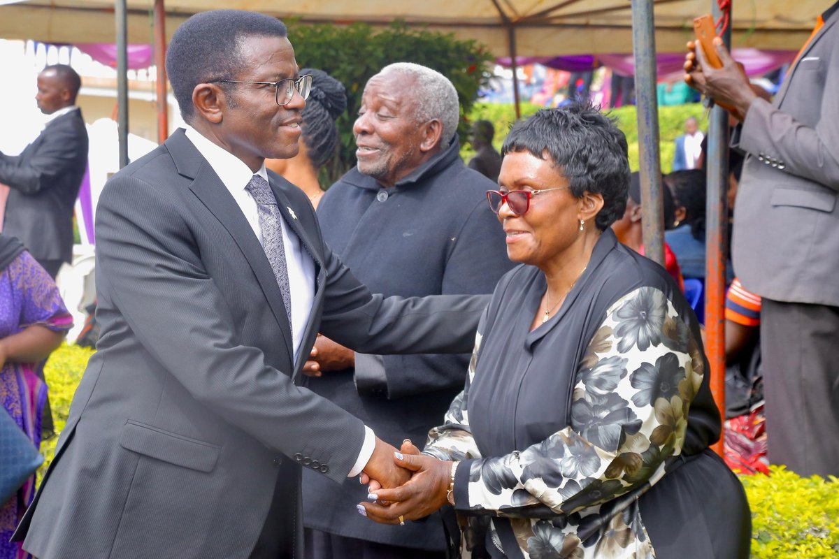 BugandaKingdom_'s tweet image. Katikkiro Charles Peter Mayiga azzeemu okukubiriza abantu obutakaaba nnyo bizibu kutuuka kubikuba buli muntu.

Katikkiro asinzidde Buddu ku kyalo Kyamuyimbwa gye yetabye mu kuziika muwala we, Emily Caroline Nambi Musoke, ng&apos;ono muwala wa mukulu we, omugenzi Flugensio Musoke.…