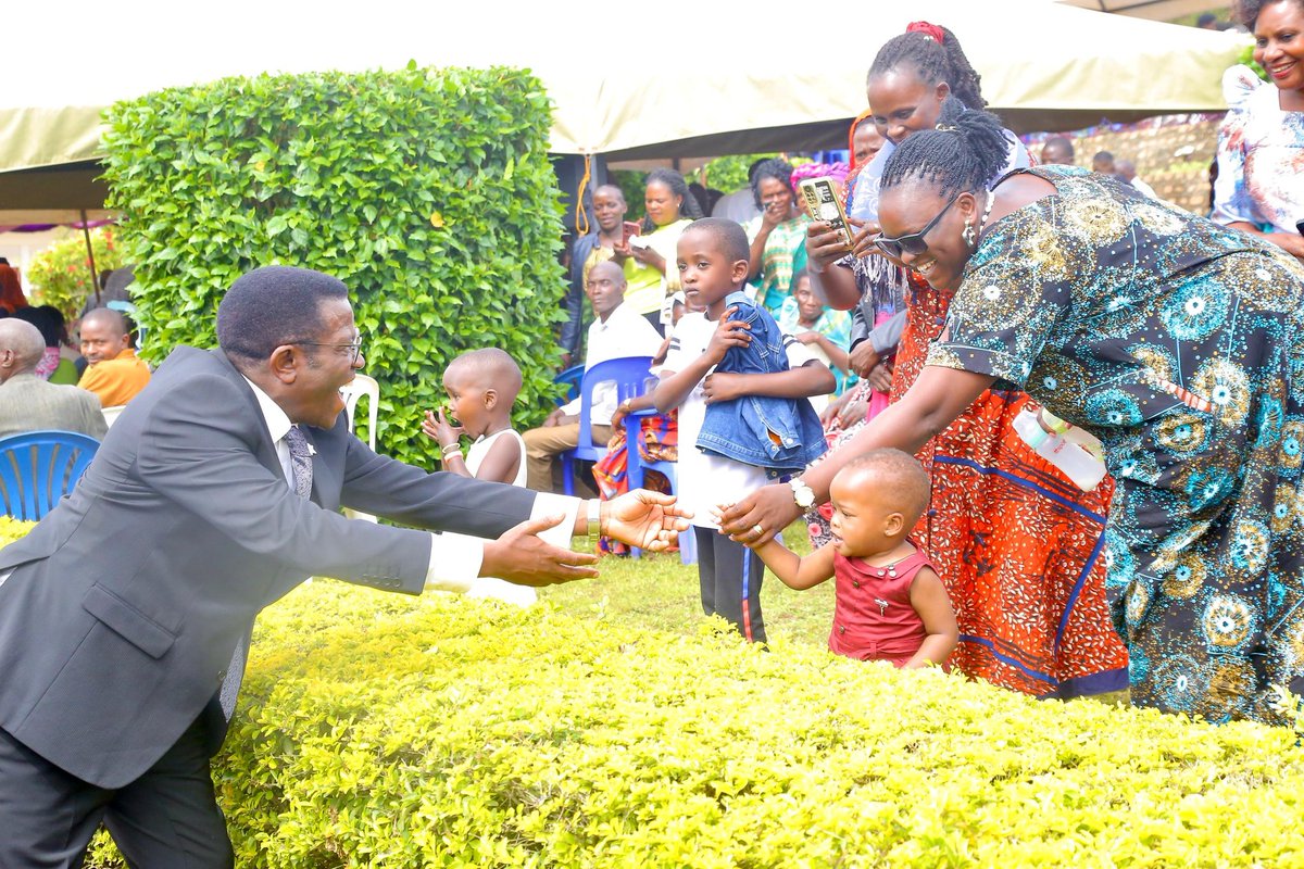 BugandaKingdom_'s tweet image. Katikkiro Charles Peter Mayiga azzeemu okukubiriza abantu obutakaaba nnyo bizibu kutuuka kubikuba buli muntu.

Katikkiro asinzidde Buddu ku kyalo Kyamuyimbwa gye yetabye mu kuziika muwala we, Emily Caroline Nambi Musoke, ng&apos;ono muwala wa mukulu we, omugenzi Flugensio Musoke.…