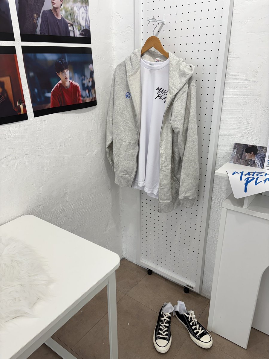 𝘔𝘖𝘖𝘕 𝘋𝘖𝘏𝘈 1𝘴𝘵 𝘚𝘖𝘓𝘖 𝘊𝘰𝘯𝘤𝘦𝘳𝘵
🗓️2025.11.15~11.16
📍𝘊𝘈𝘍𝘌 𝘋𝘔𝘐𝘕𝘎

공간 소개-2

이 공간은 도하의 콘서트 대기실의 한 부분입니다.
도하의 사복과 콘서트 중간 의상도 보실 수 있습니다.
군데군데 재연이의 손길이 담긴 부분도 확인하실 수 있습니다.