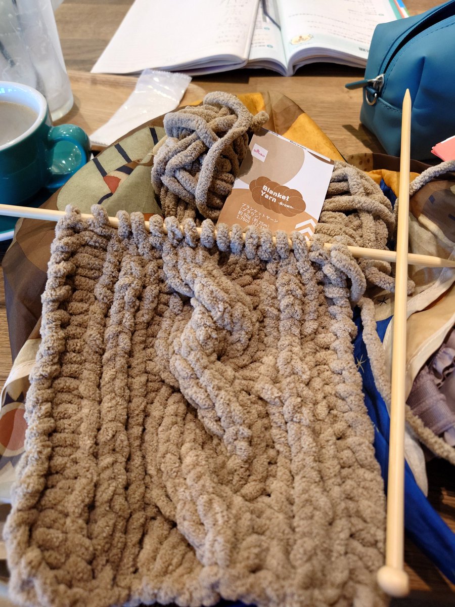 息子のテスト勉強に付き合ってカフェ作業。
最近、編み物が楽しいです。