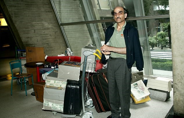 Mehran Karimi Nasseri, The Man Who Lived in an Airport for 18 Years historydefined.net/mehran-karimi-…