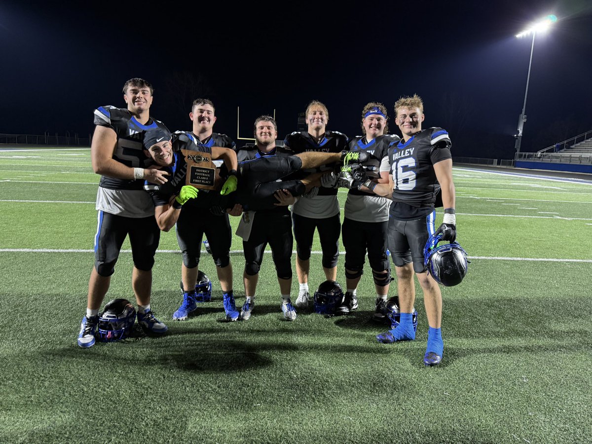 dawson20_'s tweet image. District champs!! First 2 weeks of playoffs went just how we wanted! 

500 Yds
10.2 
7 TDs

@jeremycrabtree @GVEagleFootball @Tarrants_GVHS @247recruiting @WOWKCfootball @810varsity @PrepsKC @PrepRedzone