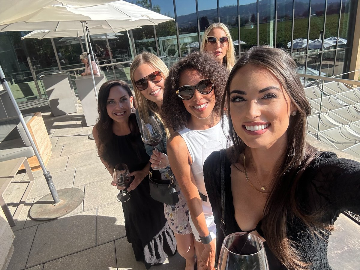 _Alice_A's tweet photo. The sun is just right, sisters are reunited! A casual snap on the street, smiling brighter than the weather~ #BestFriendTime #CityStroll https://t.co/BkmuEeOx5m