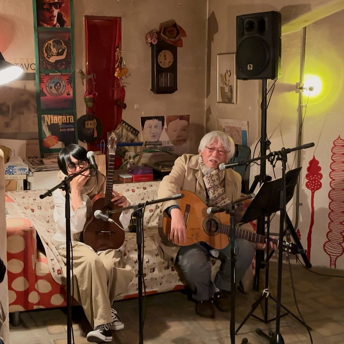 昨夜のとまり木にて10@ 伊丹ウイナー。ぎゅうぎゅうのお客様ありがとうございました。34名のみなさんと楽しい音楽の時間をすごすことができました。小西康陽さんがまたまたみなさん大好きになったのではないでしょうか？今日小西さんは東京、わたしはさぬき市へ。まずはお礼を！ウイナーLOVE❤️