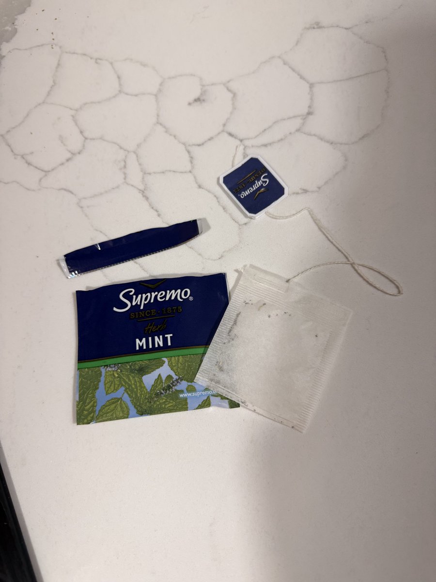 MaureRoque's tweet photo. @tesupremo estaba abriendo mi bolsita de te de menta y me encuentro con esto 😭 https://t.co/GBIrLhxGV4