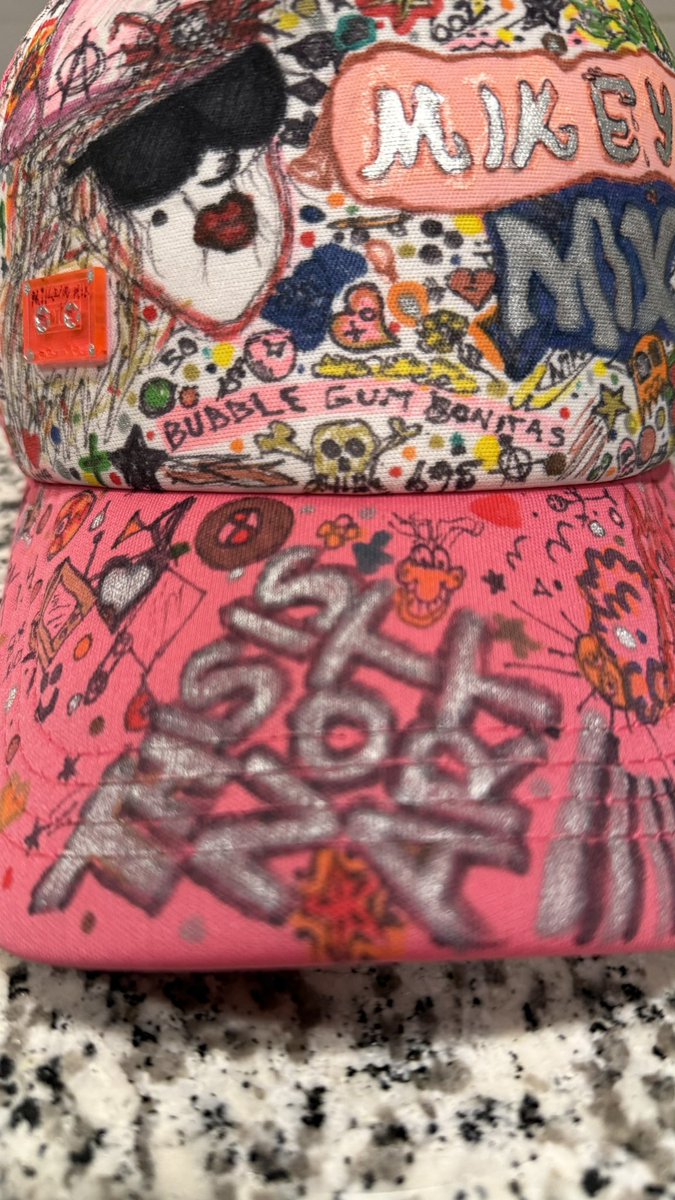 MichaelHilmecu's tweet photo. Is this Art? OG Mikey’s mix first handmade line called “Bubble Gum Bonitas” a tripped out rant on a hat signed 1 of 1. dit kicked off after supplying the southwest street scene with funky artistic pieces like this #mikeysmix #dit #hat #caps #streetwear #vibe https://t.co/YVg8pwfi7S