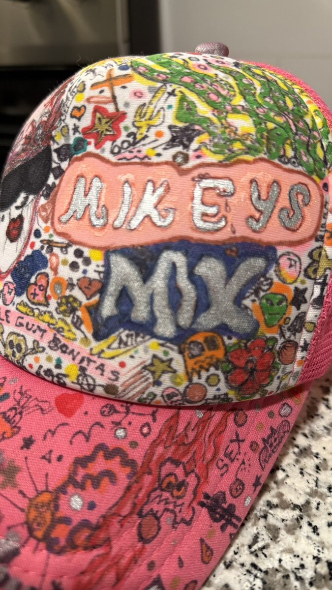 MichaelHilmecu's tweet photo. Is this Art? OG Mikey’s mix first handmade line called “Bubble Gum Bonitas” a tripped out rant on a hat signed 1 of 1. dit kicked off after supplying the southwest street scene with funky artistic pieces like this #mikeysmix #dit #hat #caps #streetwear #vibe https://t.co/YVg8pwfi7S