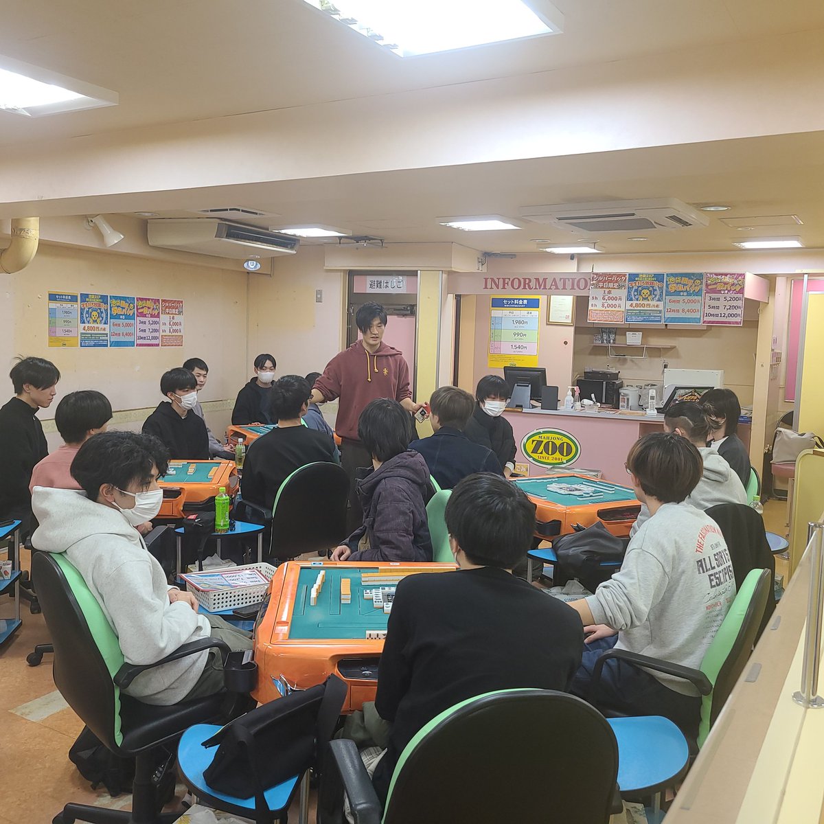 mjzoo_official's tweet photo. おはようございます。
麻雀サークルのプレ大会を開催！
各大学から
先鋒、次鋒、中堅、副将、大将
の5名が1人ずつ対局。
卓を10万点持ちにして、入れ替わりで入って点取り合戦。
参加
横浜国立
東京都市
東洋(川越)
駒澤
横浜薬科
電気通信
明治薬科
明治
#麻雀 #サークル #ZOO #咲 https://t.co/1jlS1lAQ8N