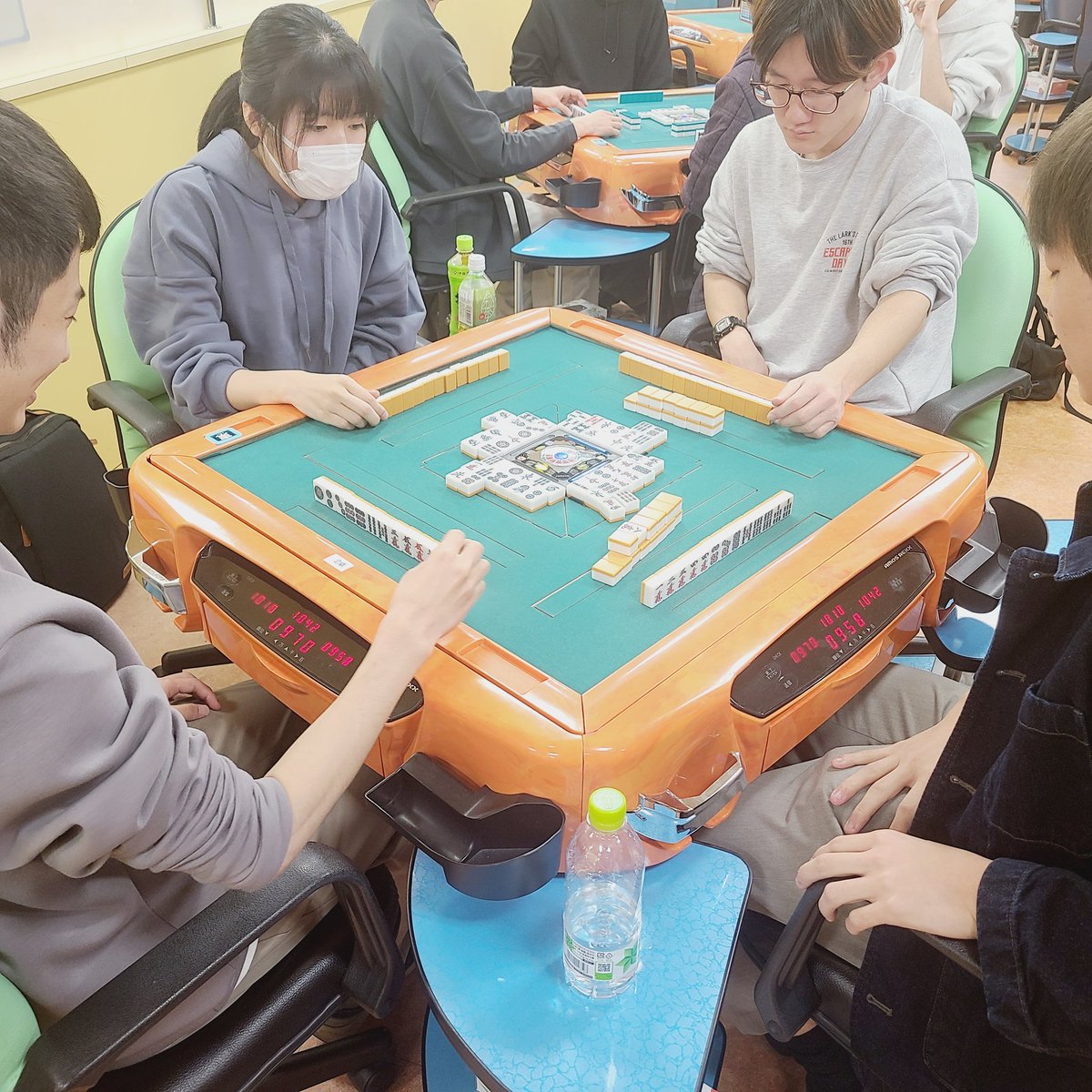 mjzoo_official's tweet photo. おはようございます。
麻雀サークルのプレ大会を開催！
各大学から
先鋒、次鋒、中堅、副将、大将
の5名が1人ずつ対局。
卓を10万点持ちにして、入れ替わりで入って点取り合戦。
参加
横浜国立
東京都市
東洋(川越)
駒澤
横浜薬科
電気通信
明治薬科
明治
#麻雀 #サークル #ZOO #咲 https://t.co/1jlS1lAQ8N