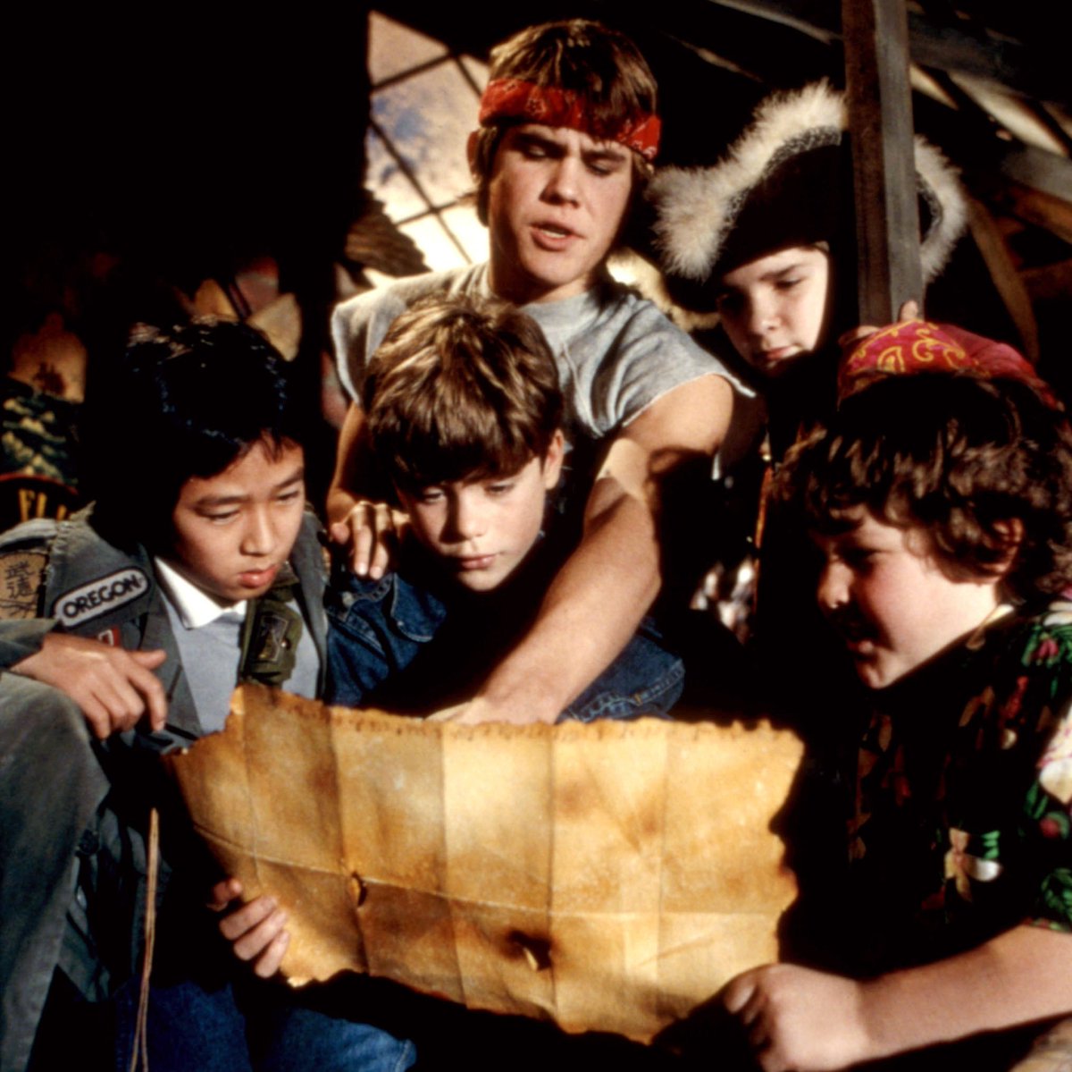 DiscussingFilm's tweet image. Ke Huy Quan says progress is coming along on a ‘GOONIES’ sequel.

“I know we’ve been trying for the last 40 years, but I feel quite good about it. This time, Chris Columbus and Spielberg are developing it, we have an incredible writer. I mean, I read he turned in the second draft…