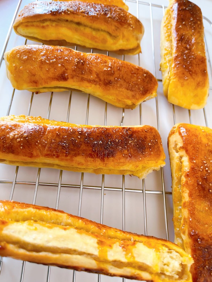 メープルシュガーパンを作ってみました
いつもの如く途中くじけそうになるけど焼きたてジュワうまでした

#幸せパン職人パンレシピさん #パン作り #ぼくの週末