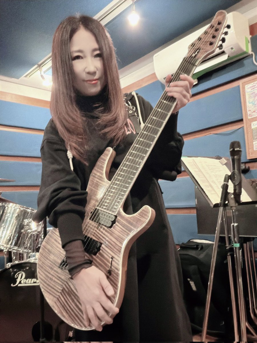 gengen_litf's tweet image. 昨日はLost In the Flamesリハ（リハビリ的な）でした！

SHØGO不在だったけど、みんなで集まって音を出すのってやっぱいいね。

MNGしたギターをAiraに持ってもらう通過儀礼も無事完了し満足😊

#ロスフレ #litf #Mayones