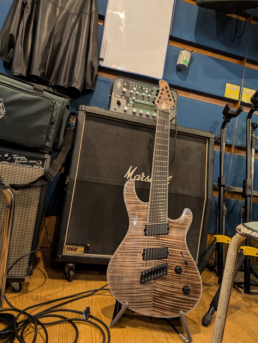 gengen_litf's tweet image. 昨日はLost In the Flamesリハ（リハビリ的な）でした！

SHØGO不在だったけど、みんなで集まって音を出すのってやっぱいいね。

MNGしたギターをAiraに持ってもらう通過儀礼も無事完了し満足😊

#ロスフレ #litf #Mayones