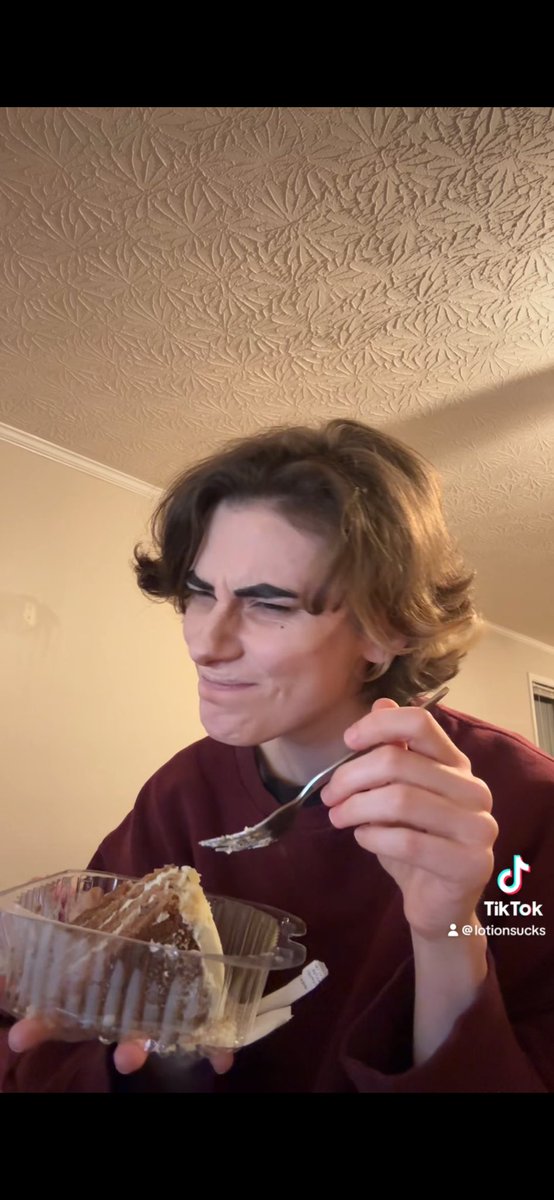 n00bmetal's tweet photo. i also made a new mini mukbang for my tiktok followers and i can already see the moments they’re gonna meme and comment back to me 🫥 https://t.co/2aAXlPzsz2