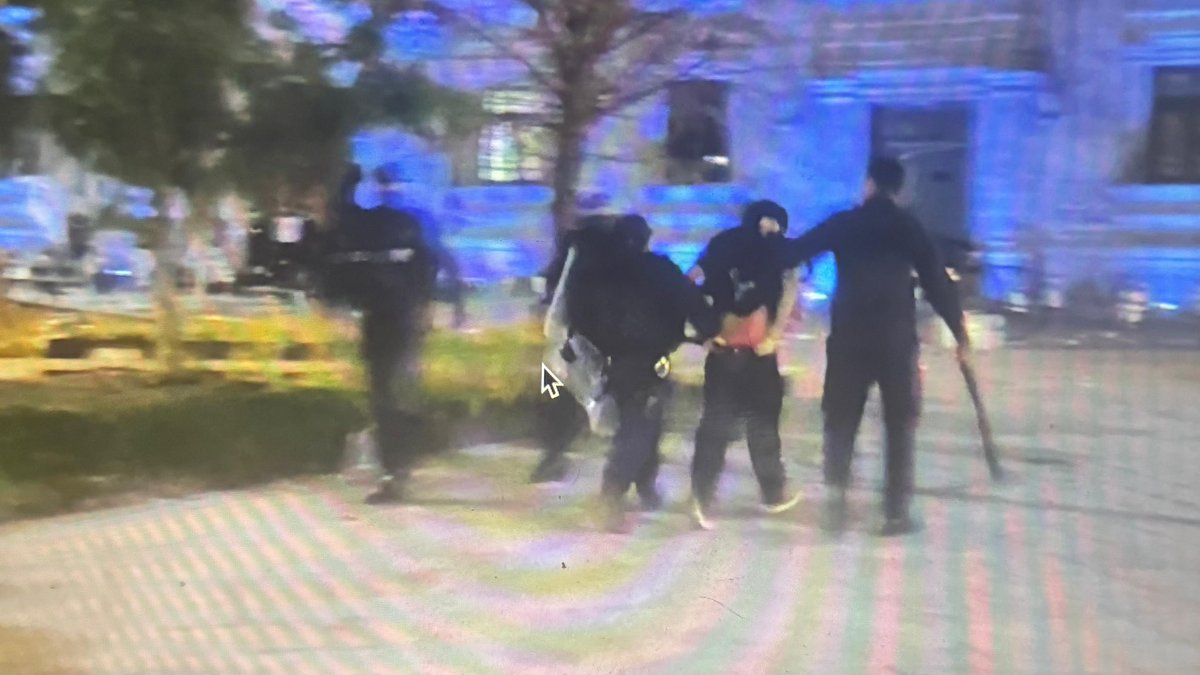 Reportan al menos 20 detenidos tras casi 3 horas de destrozos en Palacio de Gobierno y el Congreso. La intervención policial llegó tarde y derivó en encapsulamientos en Plaza de Armas.