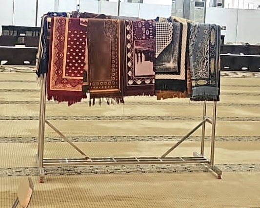 .
برغم تشابه احتياجات المسجد من الأثاث
إلا أن بعضها
وبحكم موقعه أو طبيعة المصلين، يحتاج لمتطلبات خاصة

المساجد التي يكثر ارتياد العمالة لها تحتاج إلى توفير سجادات صغيرة للمحافظة على نظافة سجاد المسجد.
.