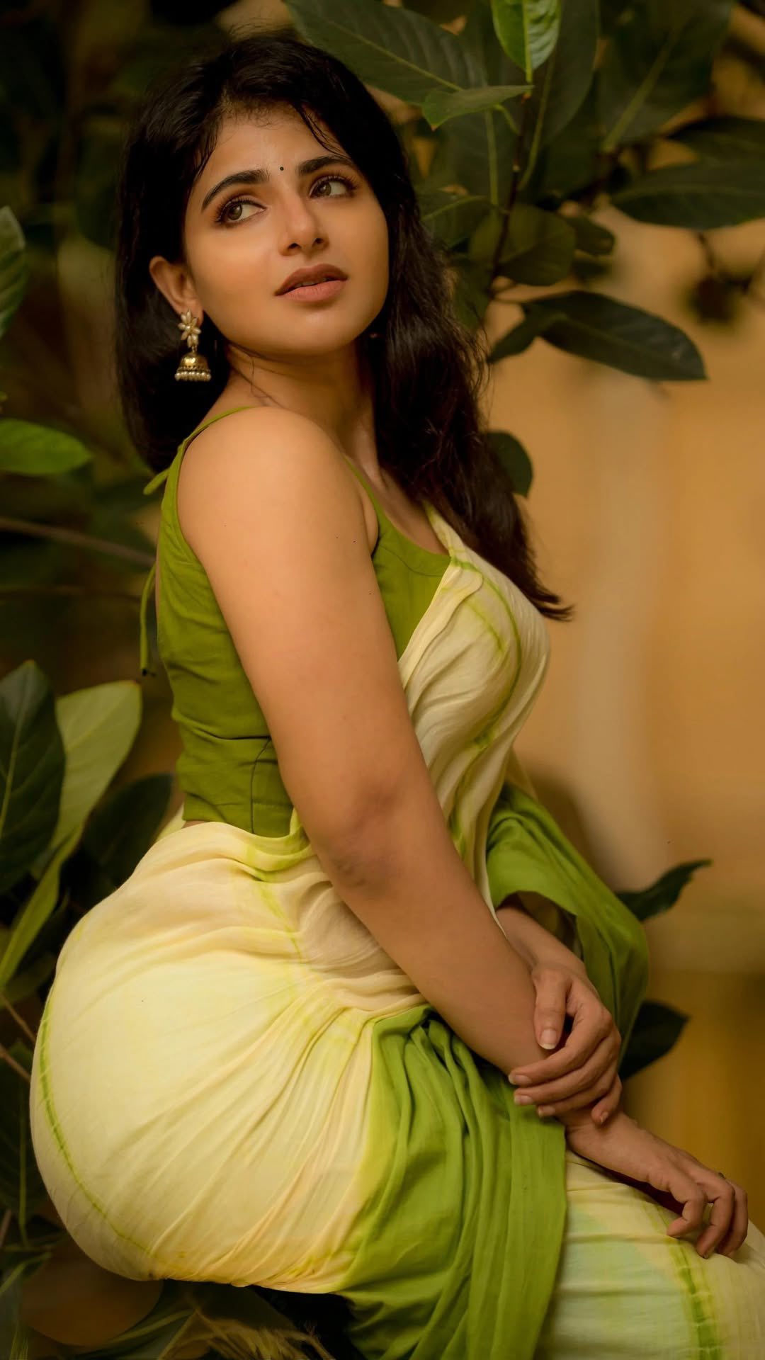 Iswarya Menon Hot Saree Pics | The Radiant Beauty & Versatile Star of South Indian Cinema iiQ8