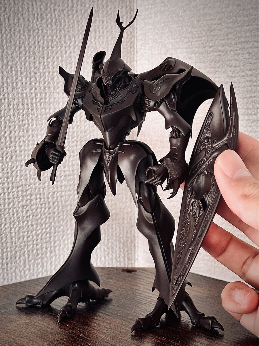 t_hobby190001m's tweet image. PLAMAX サーバイン、サフまで終わりました。凄まじく格好良い…！
塗料が乗った途端、造形の鋭さや密度が一気に浮かび上がってきて、思わず見惚れてしまいました。
このキット、本当に“感動レベル”の造形ですね。
盾は磁石を仕込んで、着脱できるようにしています✌️
#PLAMAX #サーバイン