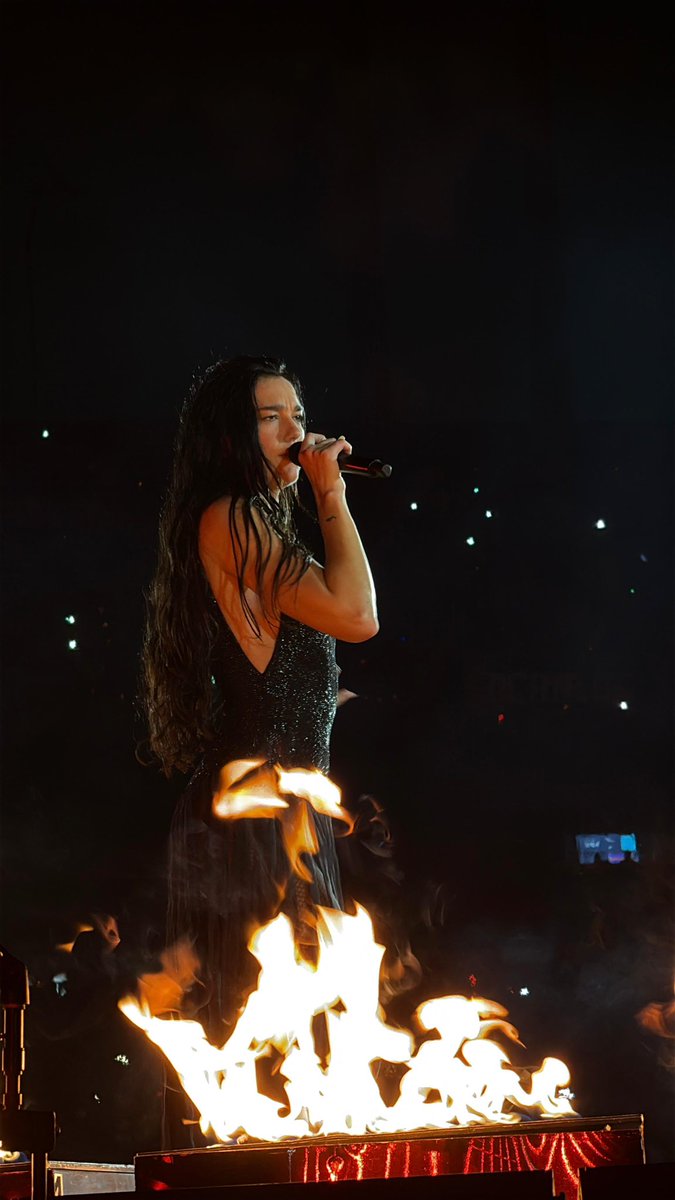updatecharts's tweet image. Dua Lipa falou português, cantou em português ao lado de lendas brasileiras, recomendou livros, falou da COP30 e notou portais de fãs DURANTE o show.

Não há ninguém como ela.