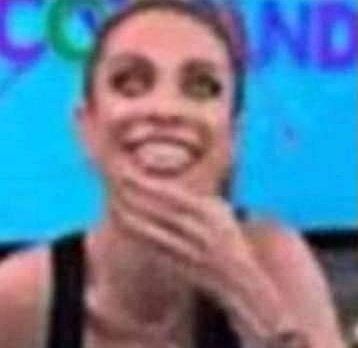 quando eu fiz 13 anos e comecei a ter peitos meu pai falou q eu nao podia mais ficar sem sutiã em casa pq tinha homem (ele) eu falei q se ele nao olhasse nao teria problema aí nunca mais ele abriu a boca pra falar disso