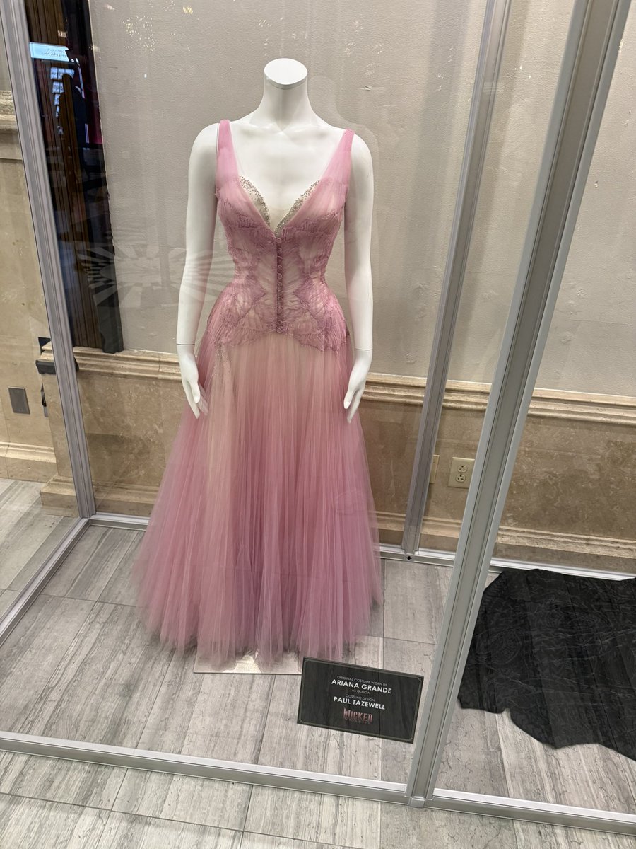 arafrm's tweet image. closest i’ve gotten to ariana tickets