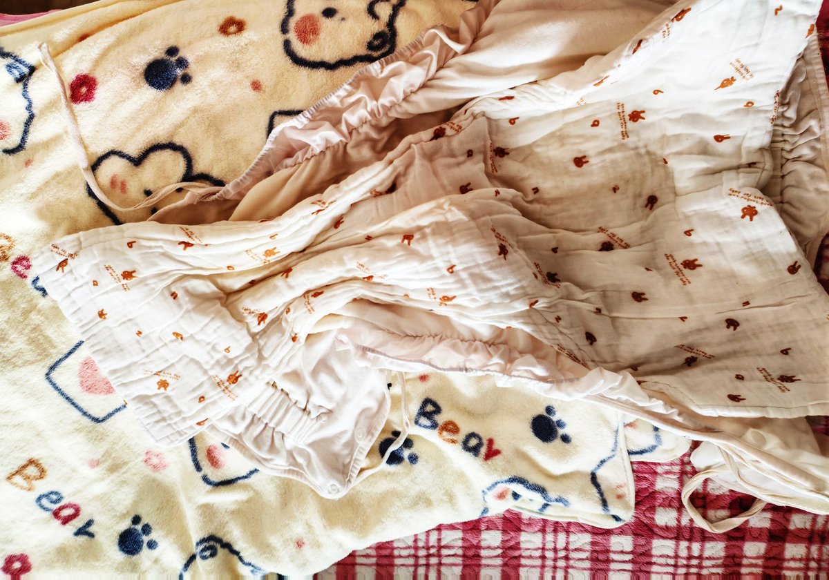 #abdl #diaper #尿布女孩 #幼児退行 #おむつ #abdl #幼儿退行 #尿不湿 #纸尿裤 #尿布 #失禁 #漏尿
因为尿不到前裆，我特意趴着尿，结果裤腰湿了……再也不自作聪明了
布尿布好神奇啊，尿了那么多但是却没有粘在身上的感觉