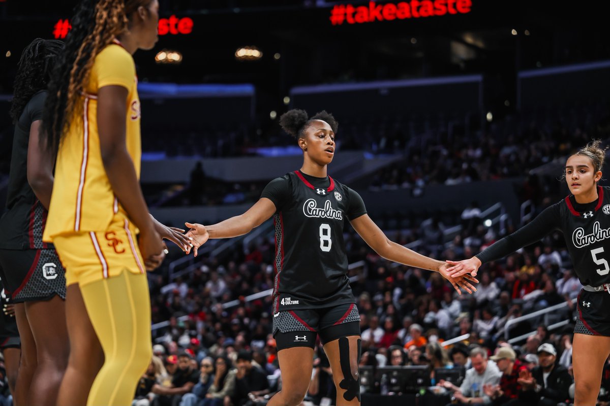 AT THE HALF | SC 32, USC 30