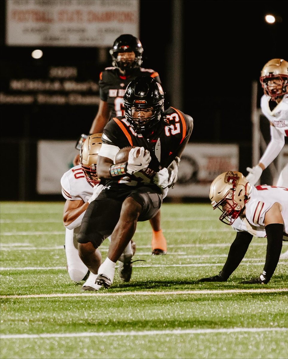 Javonie webb’s senior season stats/measurables
6’
205 lbs 💪
4.53 (LASER TIME) 40 yard dash ⚡️
35 inch vertical 🆙
4.33 shuttle

Stats:
900 rushing yards
5.6 ypc
6 touchdowns
75 rushing yards per game 🏈

Senior year film 🎥 ⬇️
 hudl.com/v/2T8F1H