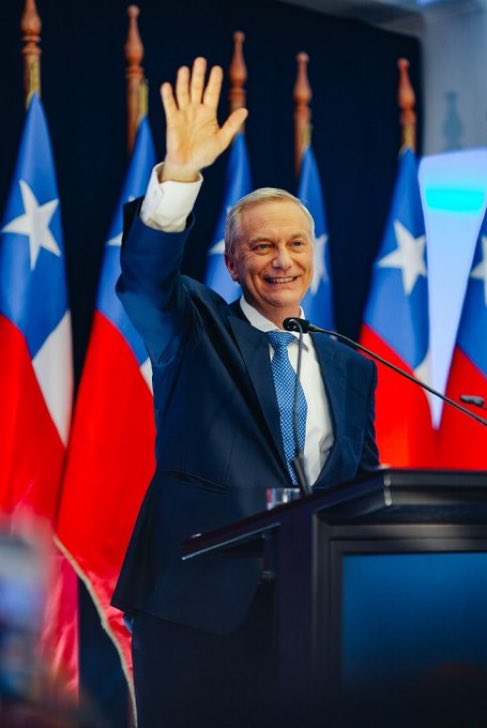 SolyOlm's tweet photo. @hernan_sr @eliavega2004 La weá tramposa como todo comunacho 😂😅🤣 ,de TODAS MANERAS , desde el sur VOTO 5 POR KAST PRESIDENTE 🇨🇱💪🏼🖐🏼y la #Listak ❤️
RT RT RT ..... https://t.co/X91zenkMmZ