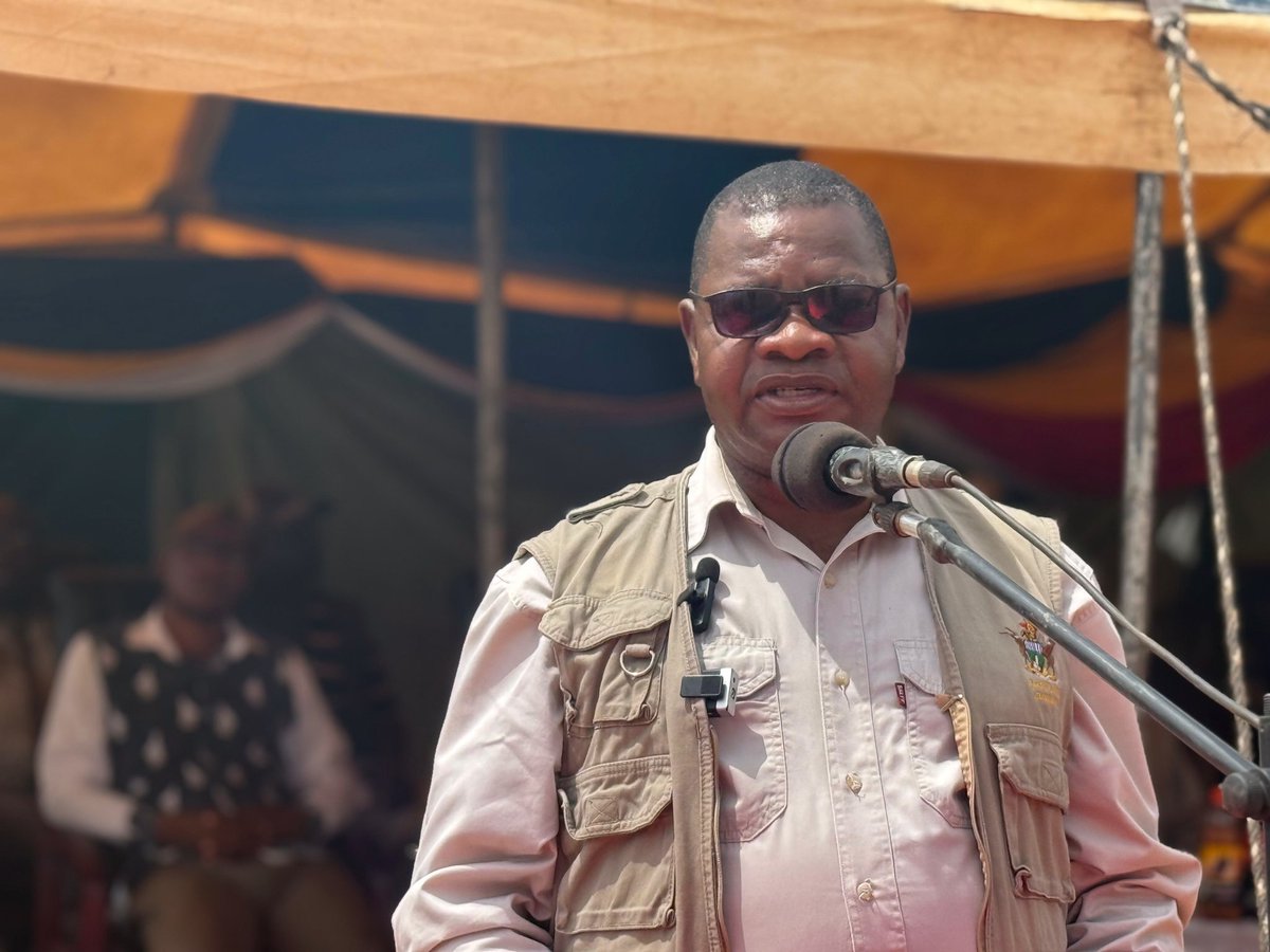 MoLAFWRD_Zim's tweet image. At Ruwanike Homestead, Guruve, PS Prof Dr Obert Jiri hailed a thriving indigenous poultry enterprise producing up to 2 000 chicks weekly, noting how the Presidential Poultry Scheme under Rural Devpt 8.0 are powering incomes, nutrition, climate resilience and rural transformation.