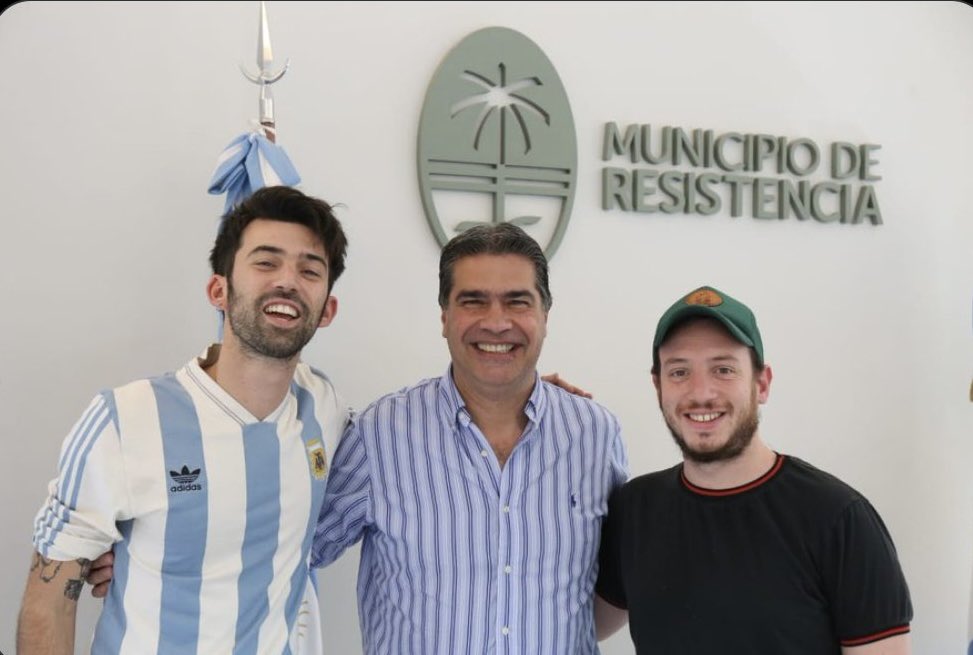 atlanticsurff's tweet image. Así que el pautero novio de Lali Espósito dijo que nunca estuvo ni conoce a Capitanich? Mirá vos. Les dejo esta foto por acá. Señores, hagan su magia. 👇👊✌🏿💣🤮