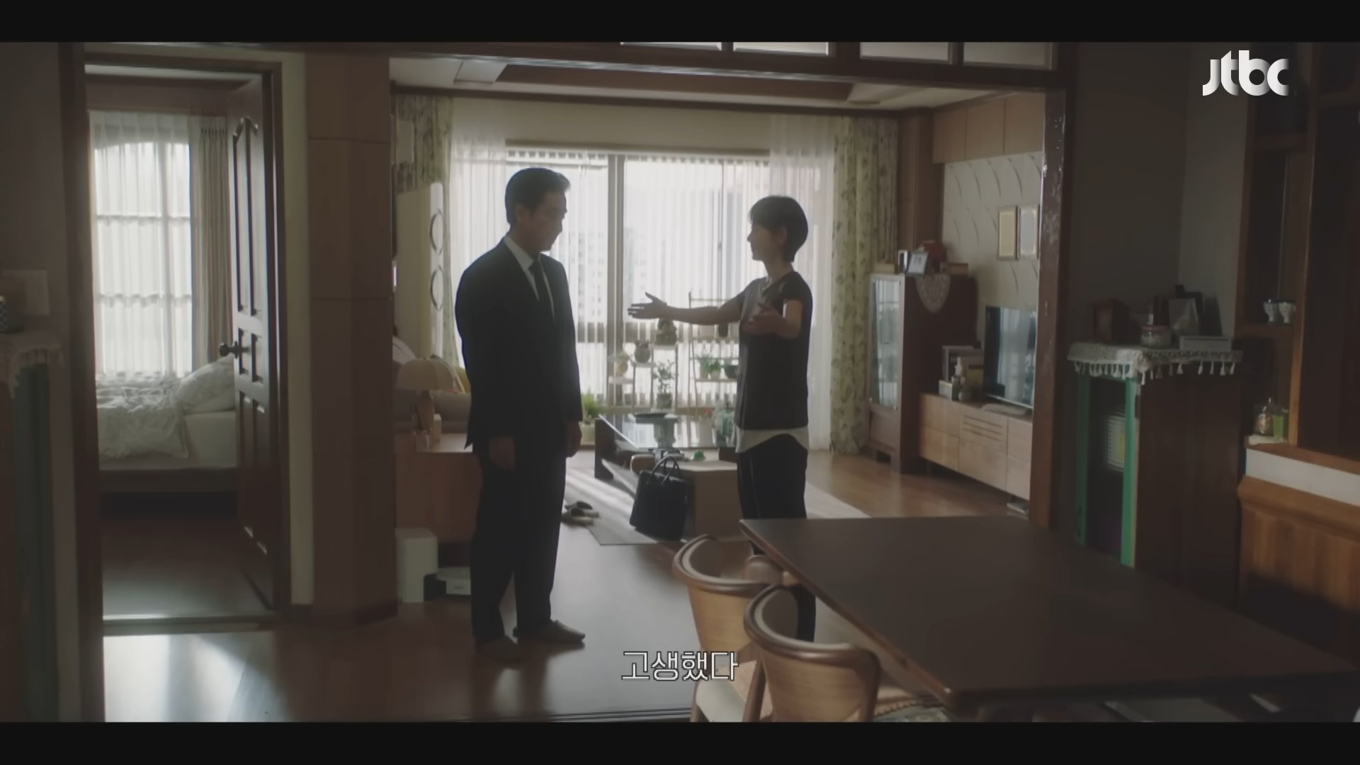 희망퇴직 후 김낙수를 안아주는 아내