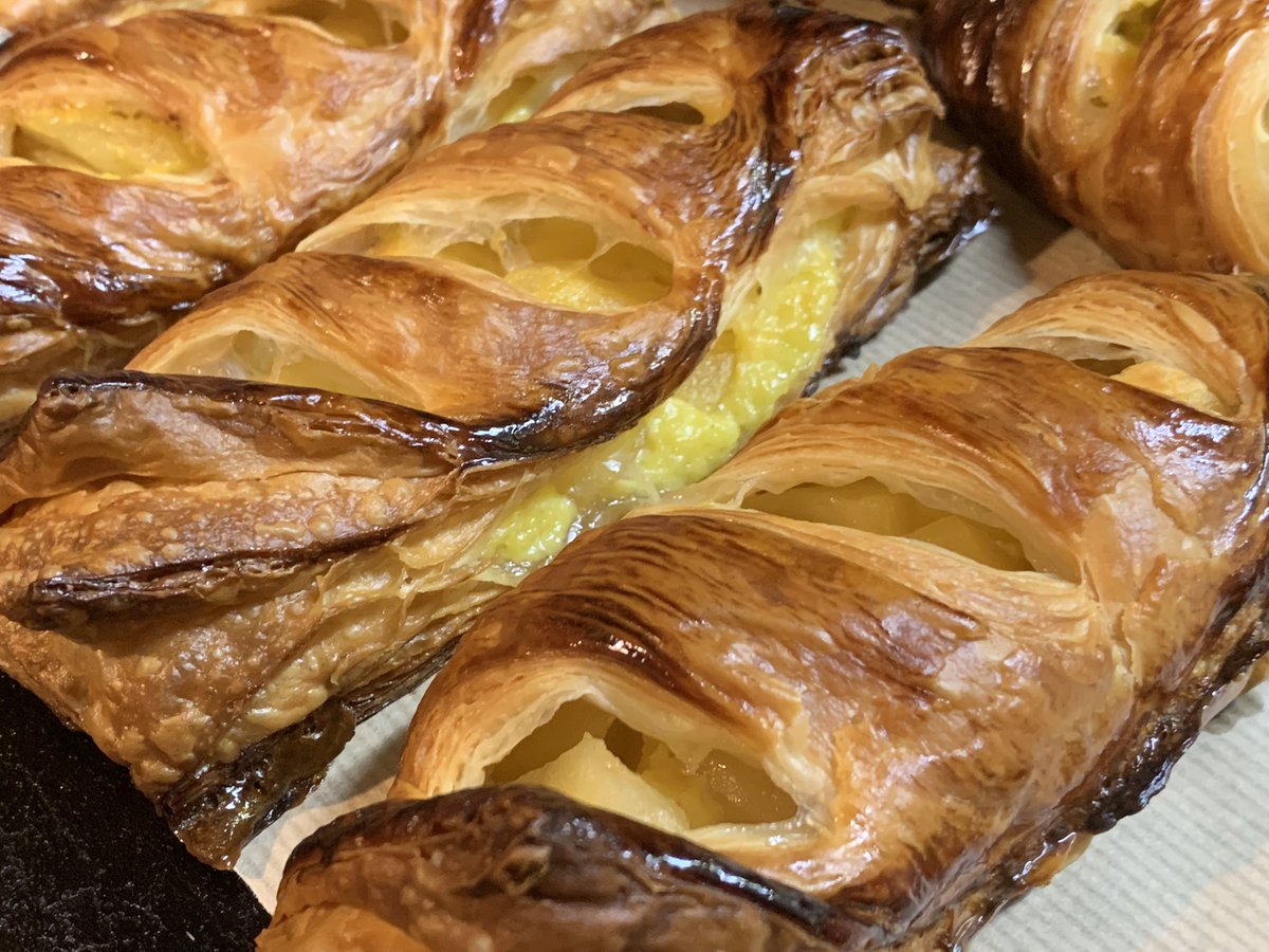 「１２時のアップルパイ🍎」焼き立てです🙂