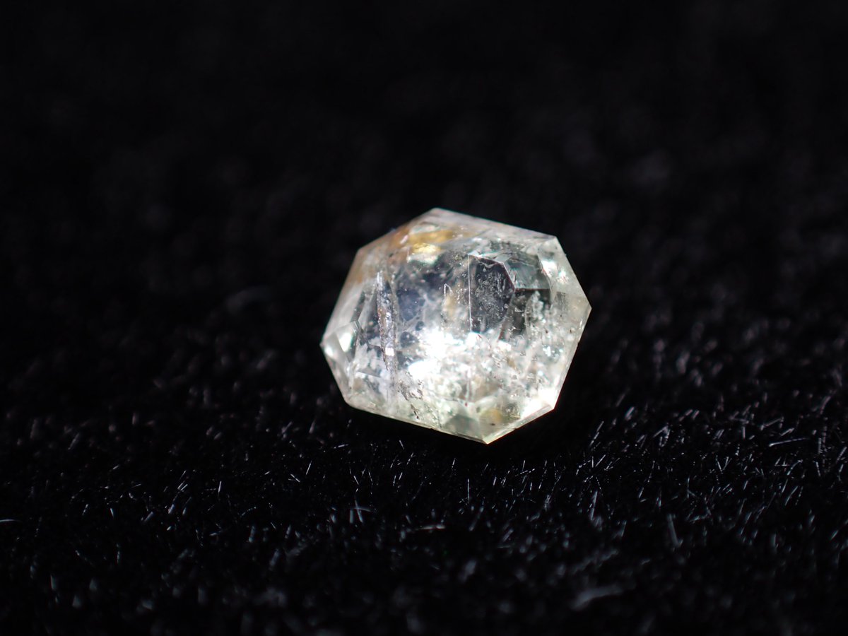 ペルー産オーゲライト0.28ct✨
微弱な三色性と短波での弱白濁色蛍光があります。柱状結晶インクルージョン、液体インクルージョンあり。彩珠鑑付。

#浜松町石フリマ
#石フリマ