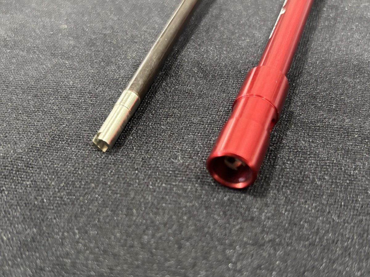 umigametool's tweet image. 新しいタイプのムシ外し。
チラシで見た時「今までの虫とり名人と何が違うの？保持機能は今までもあったけど…」って思ってたけど、先端の太さが全然違った。
バルブを覆い被せるように使うので、当てやすいですね。
地味だけど作業しやすかったです。