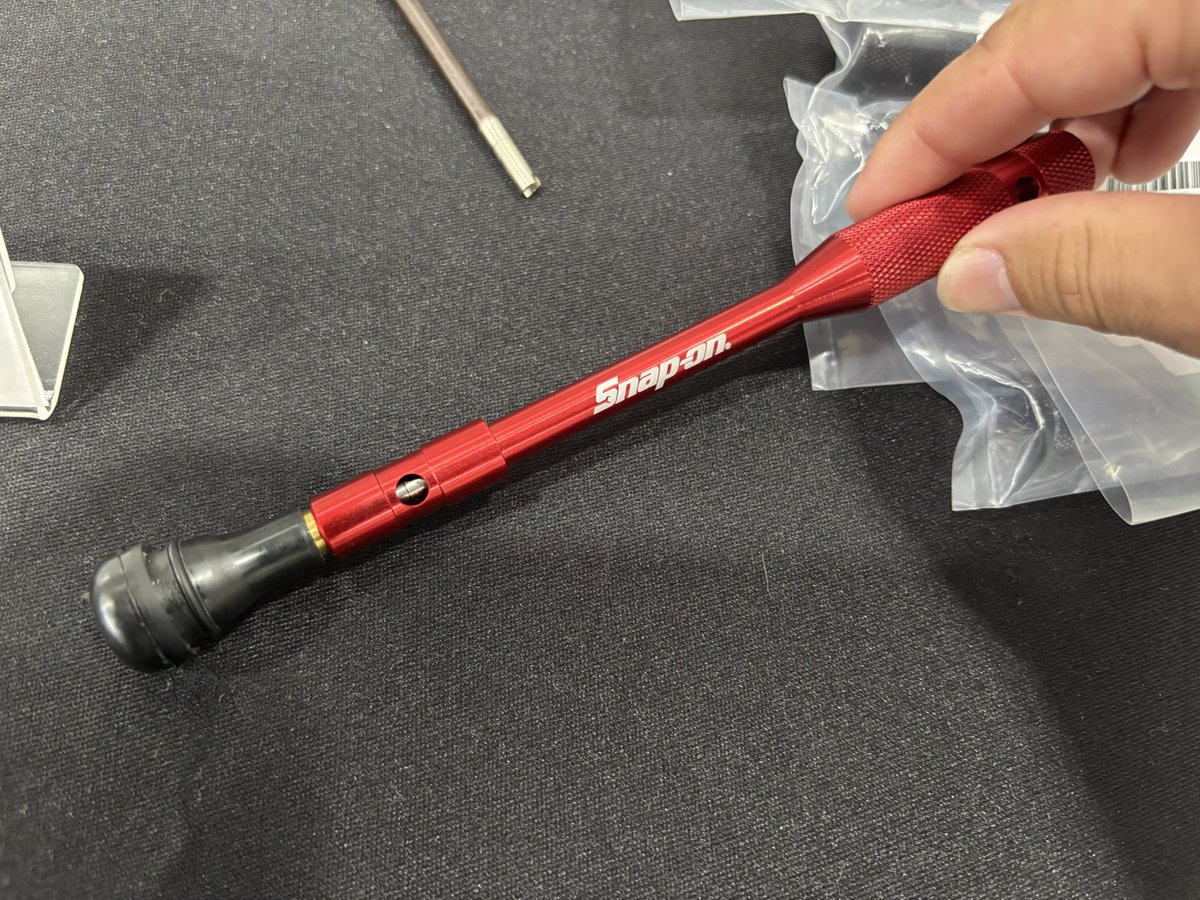 umigametool's tweet image. 新しいタイプのムシ外し。
チラシで見た時「今までの虫とり名人と何が違うの？保持機能は今までもあったけど…」って思ってたけど、先端の太さが全然違った。
バルブを覆い被せるように使うので、当てやすいですね。
地味だけど作業しやすかったです。