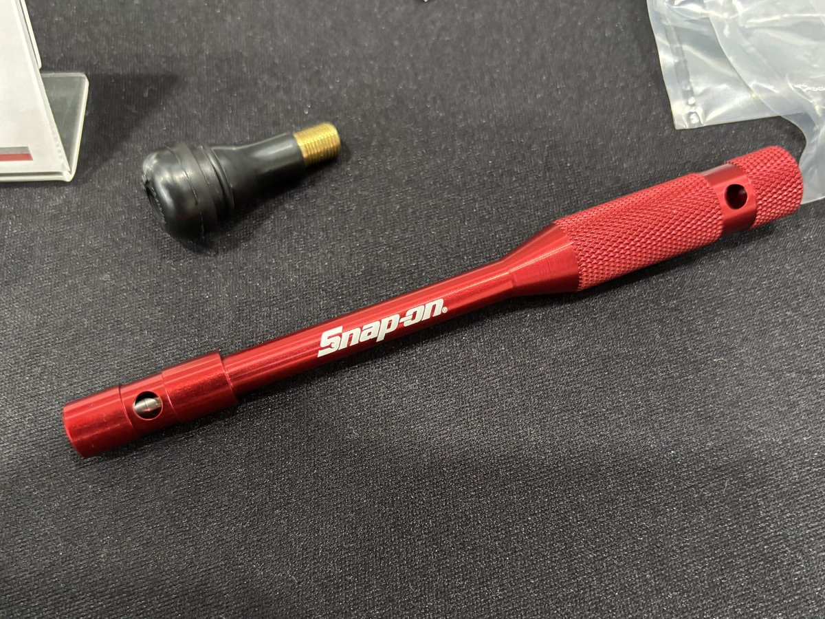 umigametool's tweet image. 新しいタイプのムシ外し。
チラシで見た時「今までの虫とり名人と何が違うの？保持機能は今までもあったけど…」って思ってたけど、先端の太さが全然違った。
バルブを覆い被せるように使うので、当てやすいですね。
地味だけど作業しやすかったです。