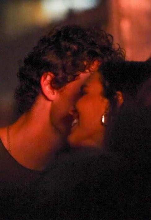 updatecharts's tweet image. Shawn Mendes e Bruna Marquezine.