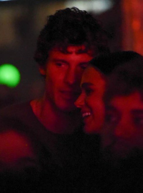 updatecharts's tweet image. Shawn Mendes e Bruna Marquezine.