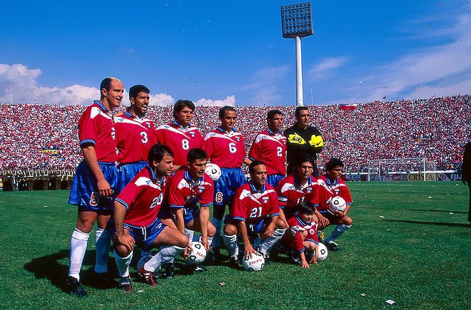 rduqueoyarce's tweet photo. Chile 🇨🇱 3 - Bolivia 🇧🇴 0 
Domingo 16 de Noviembre de 1997 
Fecha 18 de las clasificatorias a Francia 1998 🇫🇷⚽️🏆
Estadio Nacional de Santiago de Chile 
74.777 espectadores 
De pie: Javier Margas, Pedro Reyes, Clarence Acuña, Luis Musrri, Cristián Castañeda y Nelson Tapia. 
Agachados: José Luis Sierra, Marcelo Vega, Rodrigo Barrera, Marcelo Salas y Francisco Rojas. 
Tras 16 años de ausencia Chile volvía a una Copa del Mundo. 

📷: Pepe Alvújar.