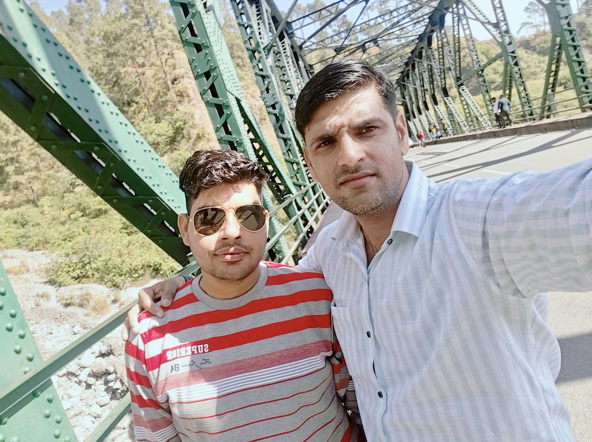 कोई टूटे तो उसे सजाना सीखो
कोई रूठे तो उसे मनाना सीखो
रिश्ते तो मिलते हैं मुकद्दर से
बस उसे खूबसूरती से निभाना सीखो।

सुप्रभात मित्रों