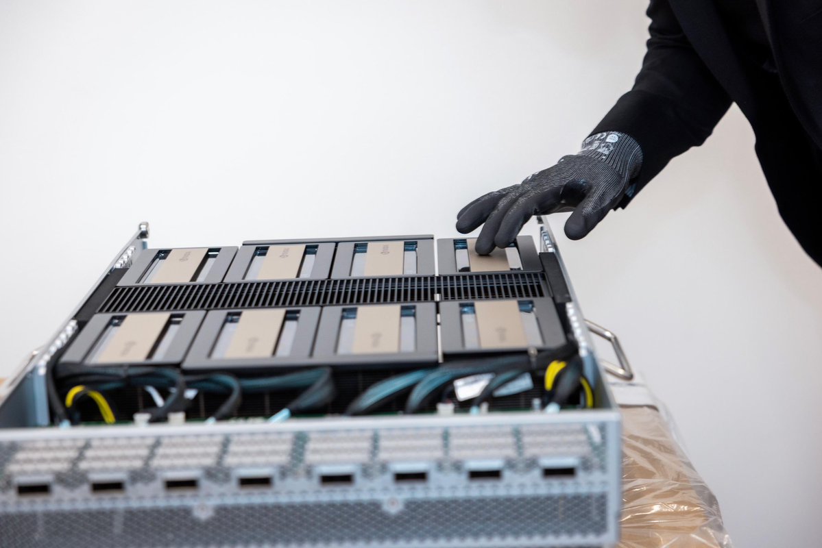 nayibbukele's tweet image. Just bought a computer 🤓