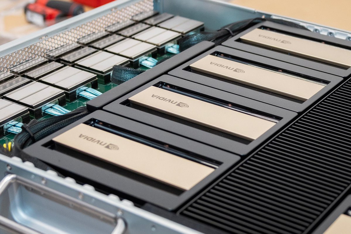 nayibbukele's tweet image. Just bought a computer 🤓