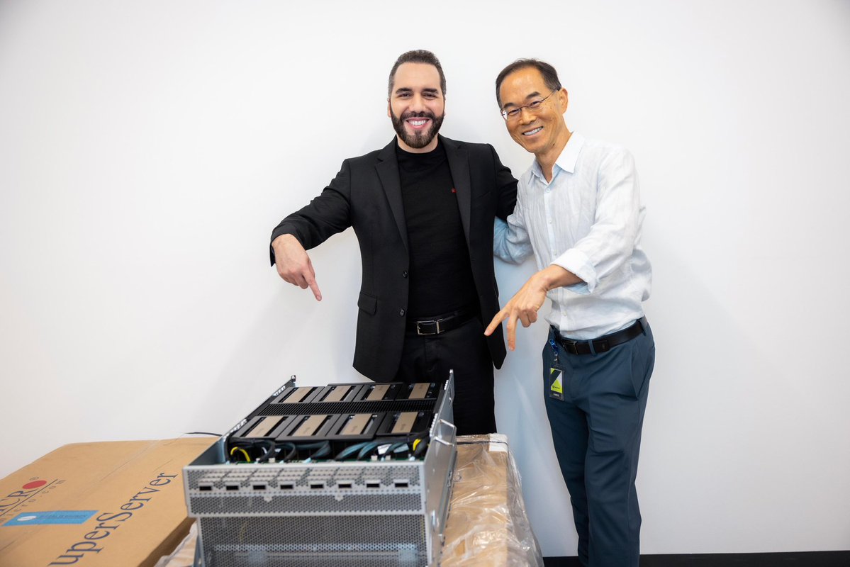 nayibbukele's tweet image. Just bought a computer 🤓