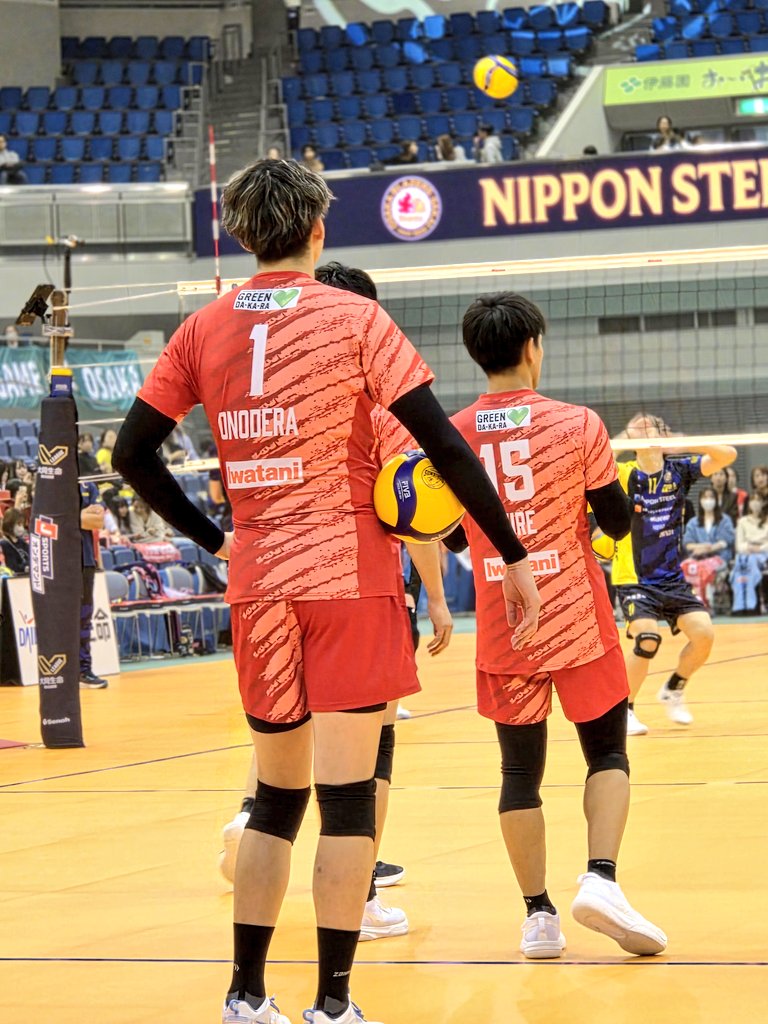 あんまエンド座らないから後ろ姿新鮮だな🐟 やっぱり手がキレイだな