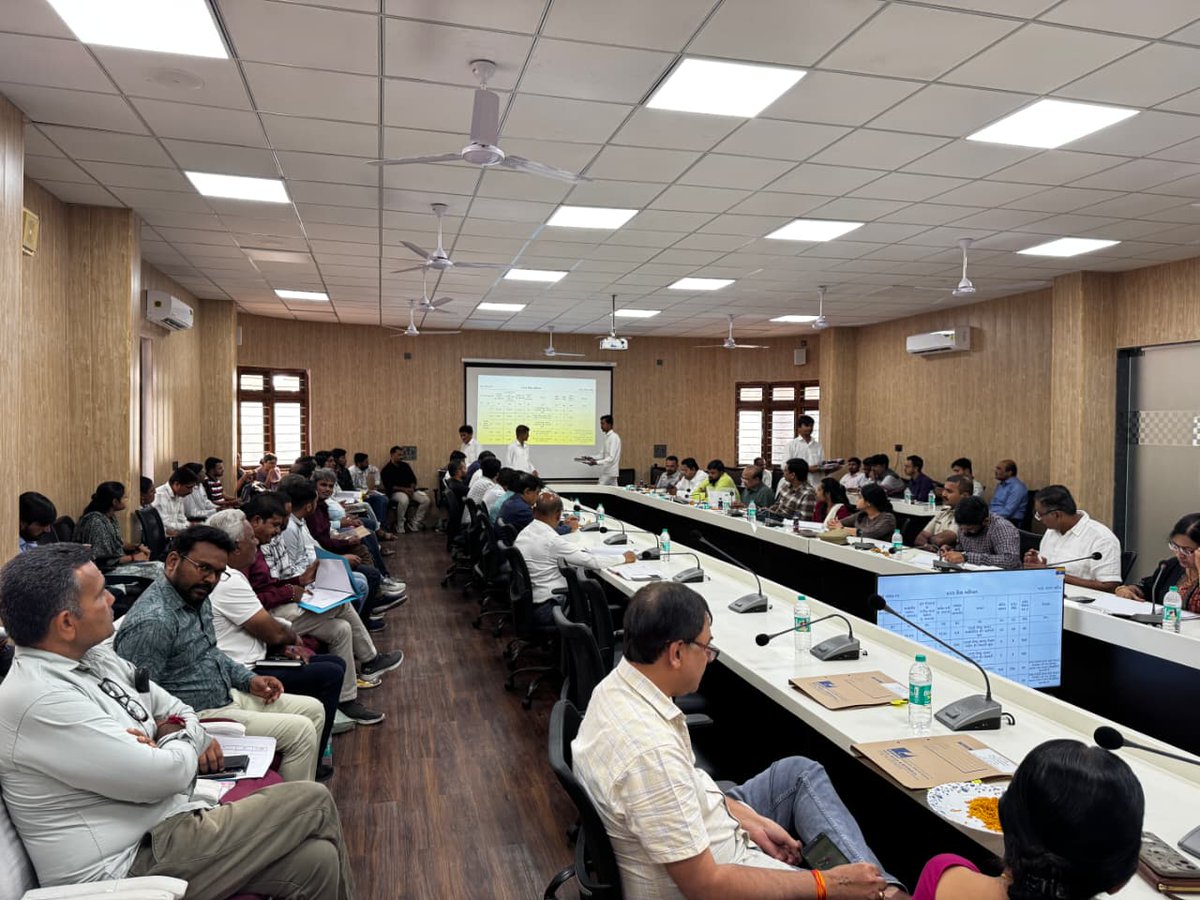 arjunmodhwadia's tweet image. કેન્દ્રીય કેબિનેટ મંત્રી અને પોરબંદરના સાંસદ ડૉ. મનસુખભાઈ માંડવીયાના અધ્યક્ષ સ્થાને પોરબંદર ખાતે યોજાયેલ &quot;દિશા સમિતિ&quot;ની બેઠકમાં ઉપસ્થિત રહીને સરકારી યોજનાઓ, સ્વચ્છતા અને વિકાસ પ્રોજેક્ટ્સની પ્રગતિની સમીક્ષા કરી. 

પોરબંદર જિલ્લાના તમામ કામો ગુણવત્તા સાથે અને સમય મર્યાદામાં પૂર્ણ…