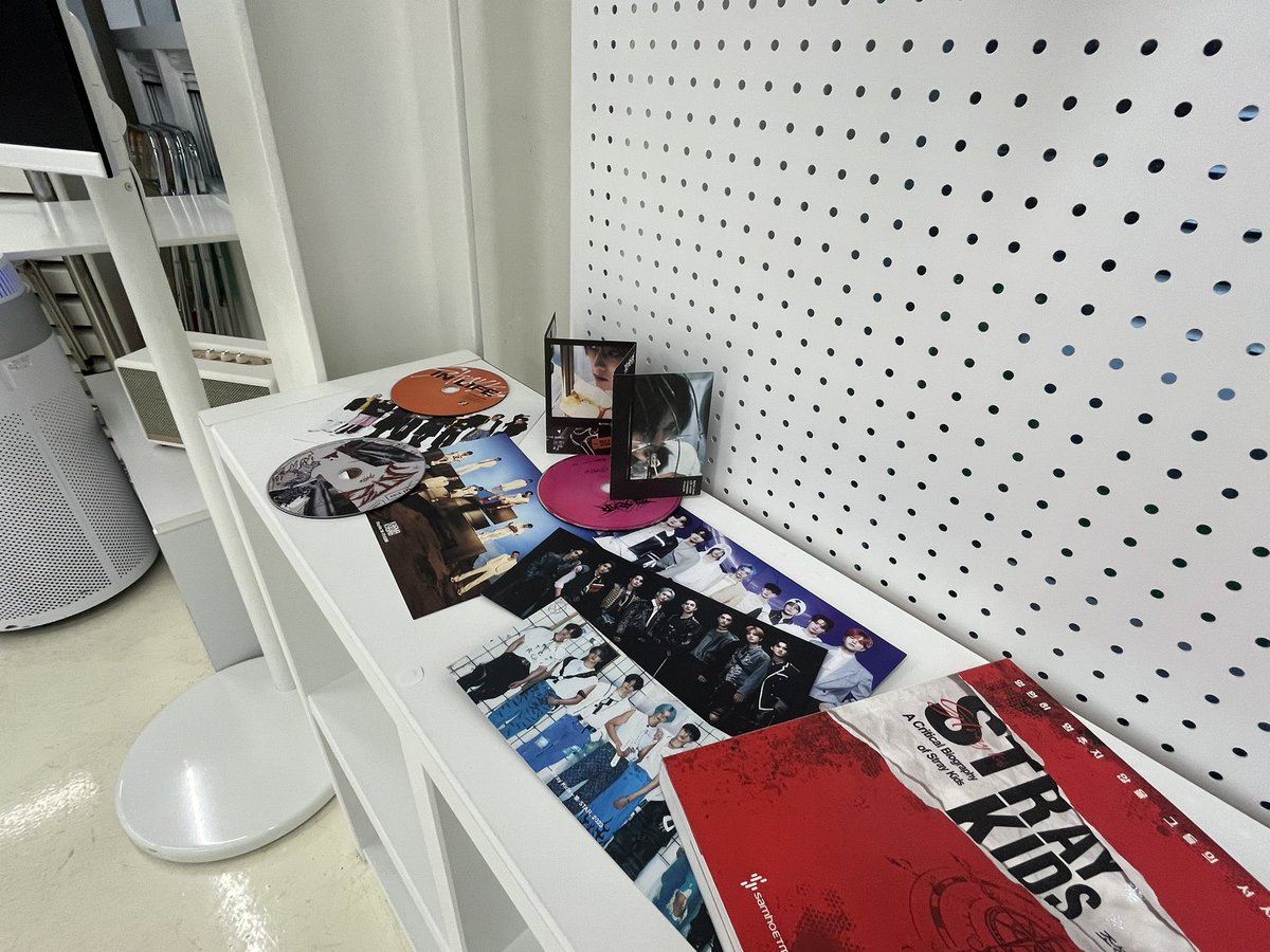 #오늘도_평화롭게_일지작성
제 실친누나들이 하는 카페에 왓떠욤 ㅎㅎ 저 불굴의 의지로 키링과 아크릴스탠드 뽑앗어용ㅎ