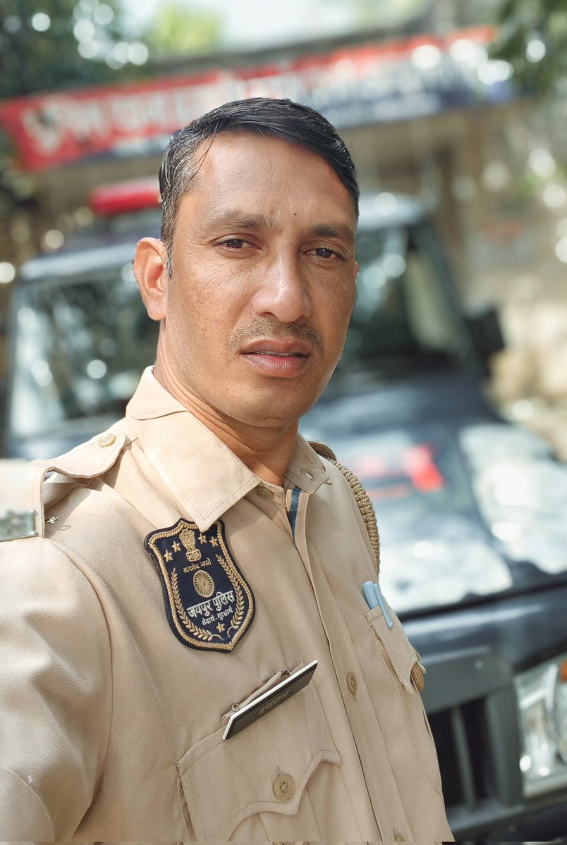 HansrajGurjarR's tweet image. मैं एक पुलिस वाला हूं....
पूछता हूं मेरे हिस्से का रविवार कहां है?

मेरे हिस्से का रविवार कहां है ?
मेरी तकलीफ से किसी को सरोकार कहां है?
मेरे हालत के बारे में विचार कहां है?
सबकी अहमियत है सबका वसूल है,
मैं ढूंढ रहा हूं मेरा किरदार कहां है ?
सैकड़ों मकानों को तलाशा है मैने
कोई…