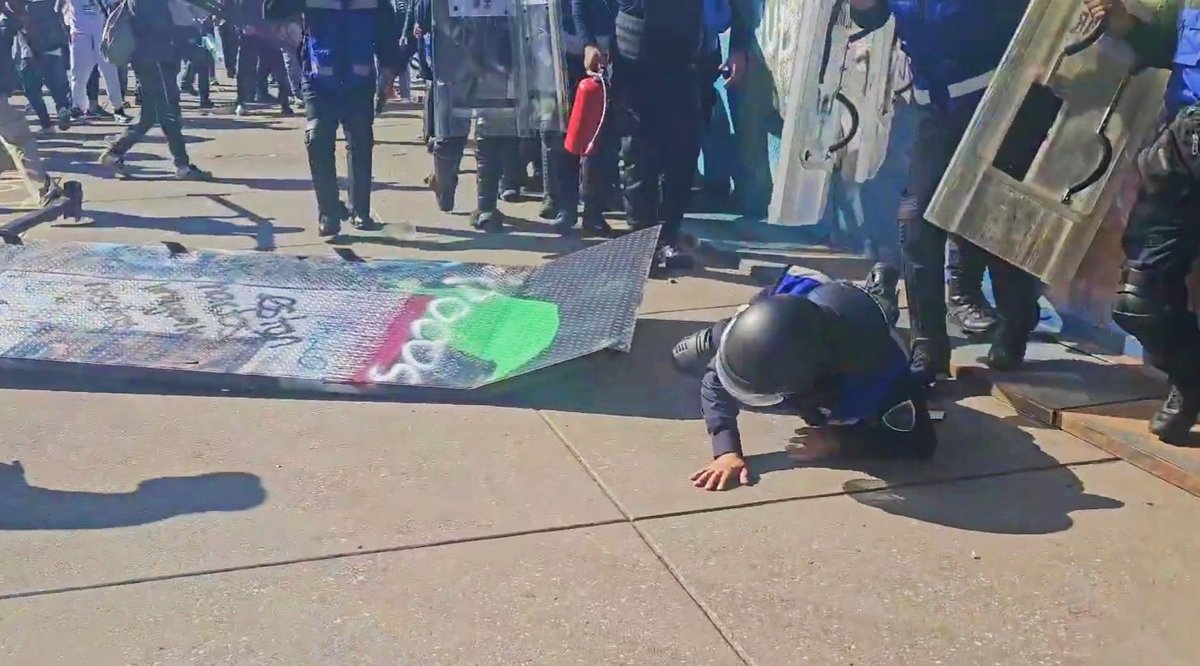 romai1's tweet photo. @julioastillero @alexmelon Pobres manifestantes,  PACÍFICOS,  estos Policías debían dejarse golpear y no meter las manos,  como si únicamente los manifestantes tuvieran derechos y los y las Políticas NO 😤 https://t.co/w3n8SZ5nP4